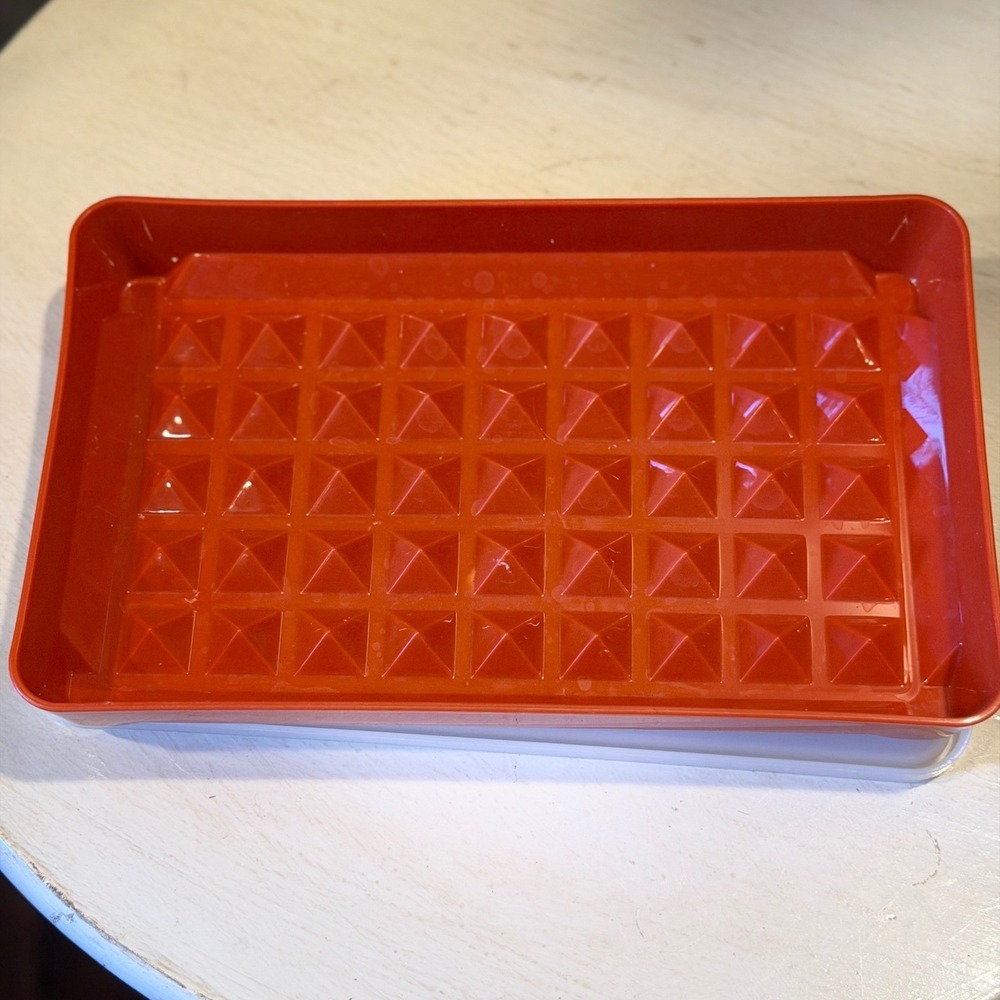 Tupperware Reusable Marinader‎ Container Rectangular Red Grid Design Lid - Picture 2 of 3